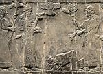 نمايي از به خاك افتادن فبو پادشاه اسرائيل در مقابل آشور نصيرپال پادشاه امپراتوري آشور در سال 825 قبل از ميلاد مسيح، 
نوع متفاوت البسه او نشانه دون...